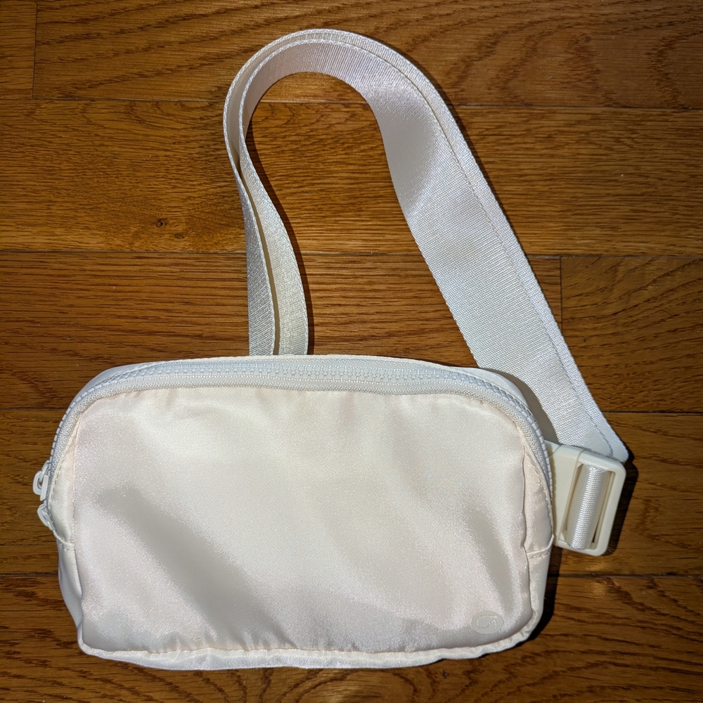 NWOT GAP Cream Belt Bag